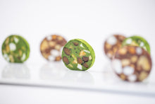 Load image into Gallery viewer, 世界最高峰のパティスリー大会で銀メダルを獲得した塚田シェフが手掛ける“チョコレートソシソン“ (チョコ/抹茶セット2本入り)