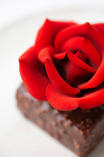 画像をギャラリービューアに読み込む, 美しさに心奪われる、“食べられる薔薇”の抹茶チョコレートケーキ
